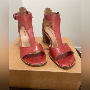 Lucky Brand Red Sabeni T-Strap Sandals size 7